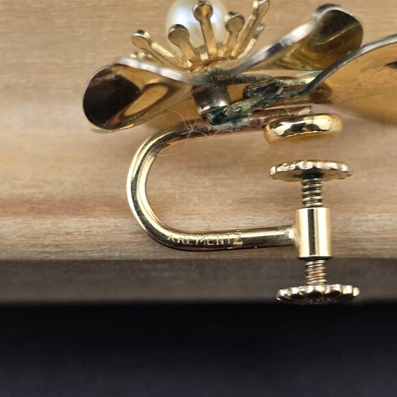 Vintage Krementz Gold-Tone Dogwood Flower Pearl & Leaves Clip-On Earrings - Picture 5 of 7